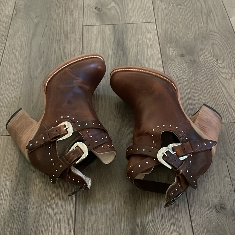 Freebird by Steven Rainbow Studded Buckle Straps Leather Ankle Boots Sz:9 Cognac - Picture 3 of 13